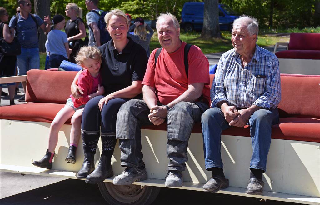 Föreningsmedlemmarna och representanter för de tre gårdar som idag hyser remmalagen